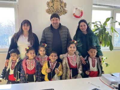 Децата на Дг"Боряна" поздравиха Кмета на кметство Партизанин за празника Баба Марта - ДГ Боряна - Партизанин